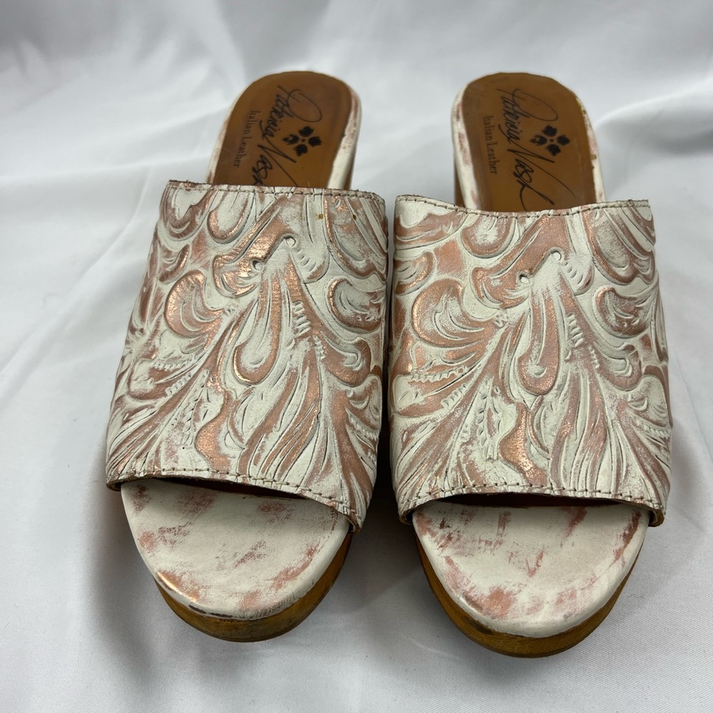 Patricia Nash copper embossed white leather sandals with wood bottoms size 8.5